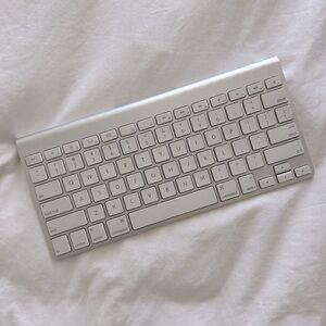 Apple Keyboard Wireless Bluetooth A1314 Aluminum Genuine Silver